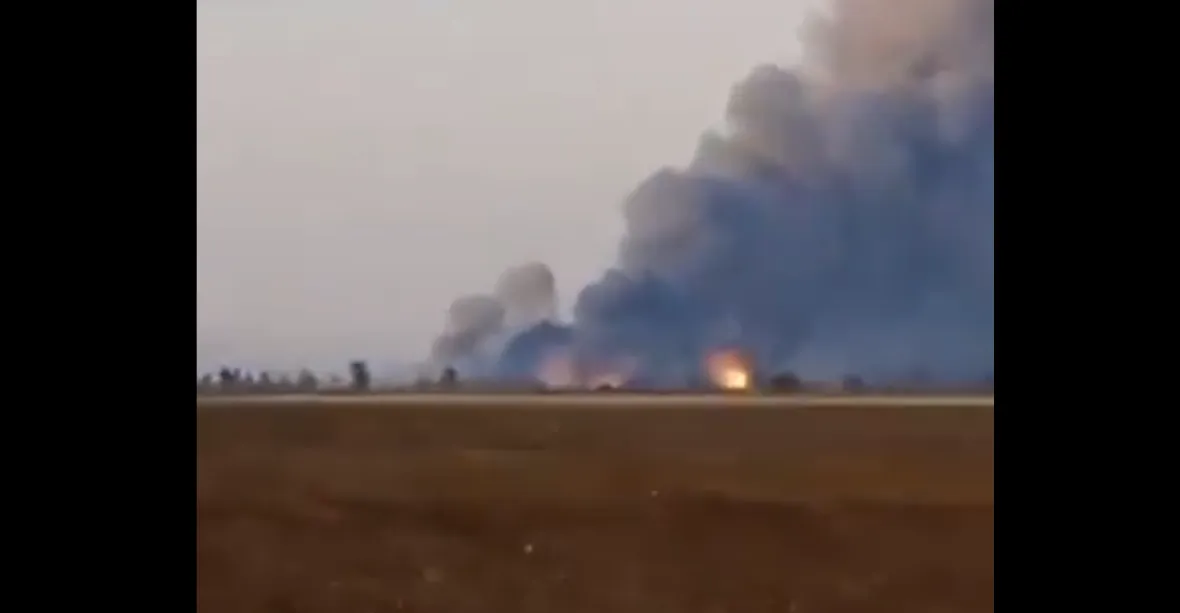 VIDEO: Série výbuchů a sloup kouře. Ukrajinci zničili muniční sklad v Heničesku