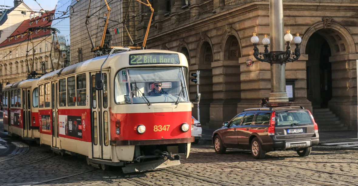 Praha prodlouží slevu na městskou dopravu pro sociálně slabší a Ukrajince