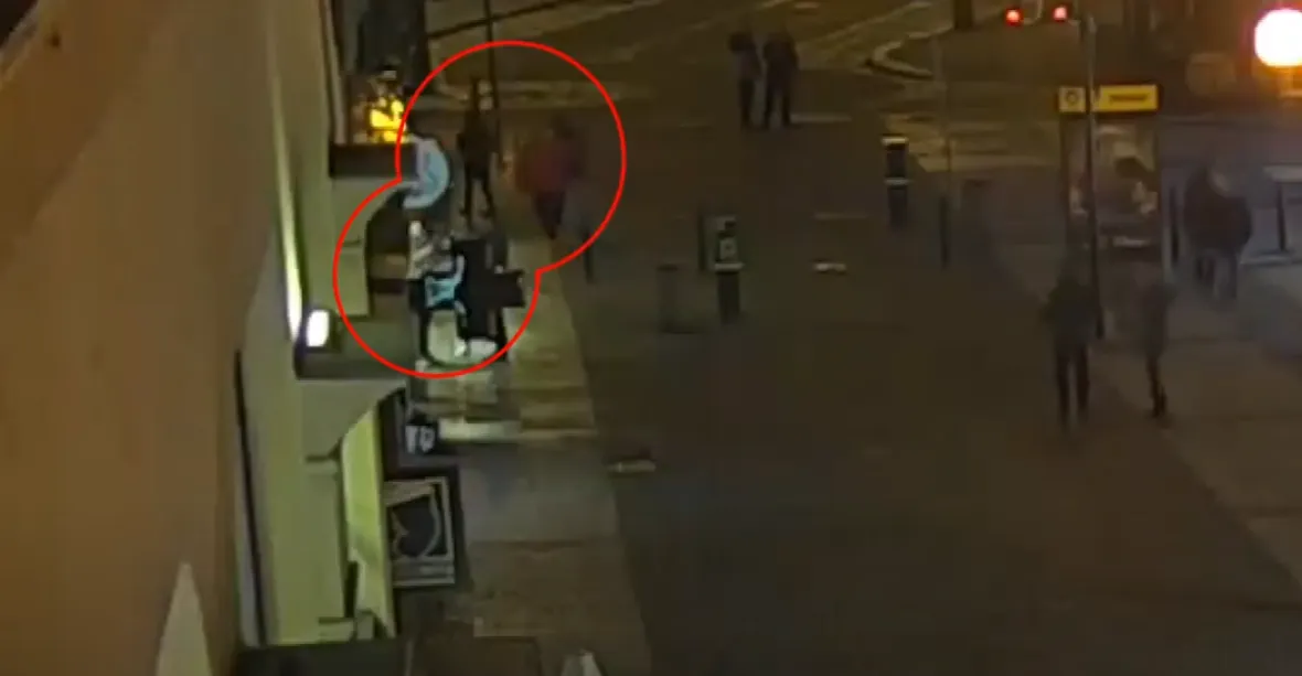 VIDEO: Brutální napadení v centru Prahy. Pětice mužů se vrhla na domnělého Ukrajince, přišel o oko
