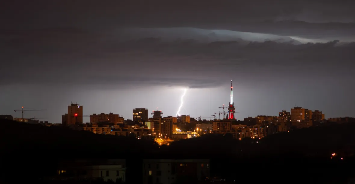 Česko zasáhnou extrémně silné bouřky, na západě hrozí krupobití, možná i tornáda
