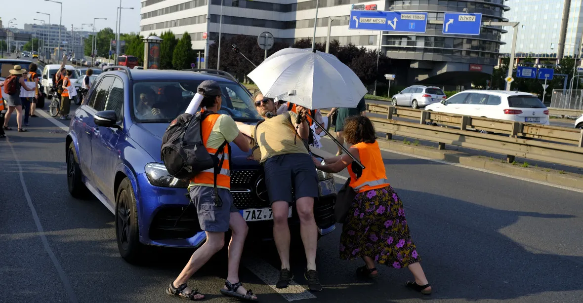 VIDEO: Prvnímu řidiči povolily nervy. Najel do demonstrantů „za třicítku v Praze”