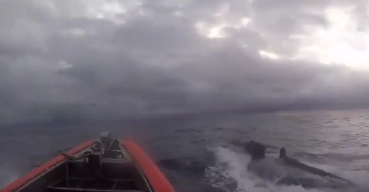 VIDEO: Pobřežní stráž USA naháněla ponorku narkobaronů, která převážela kokain za 230 milionů dolarů