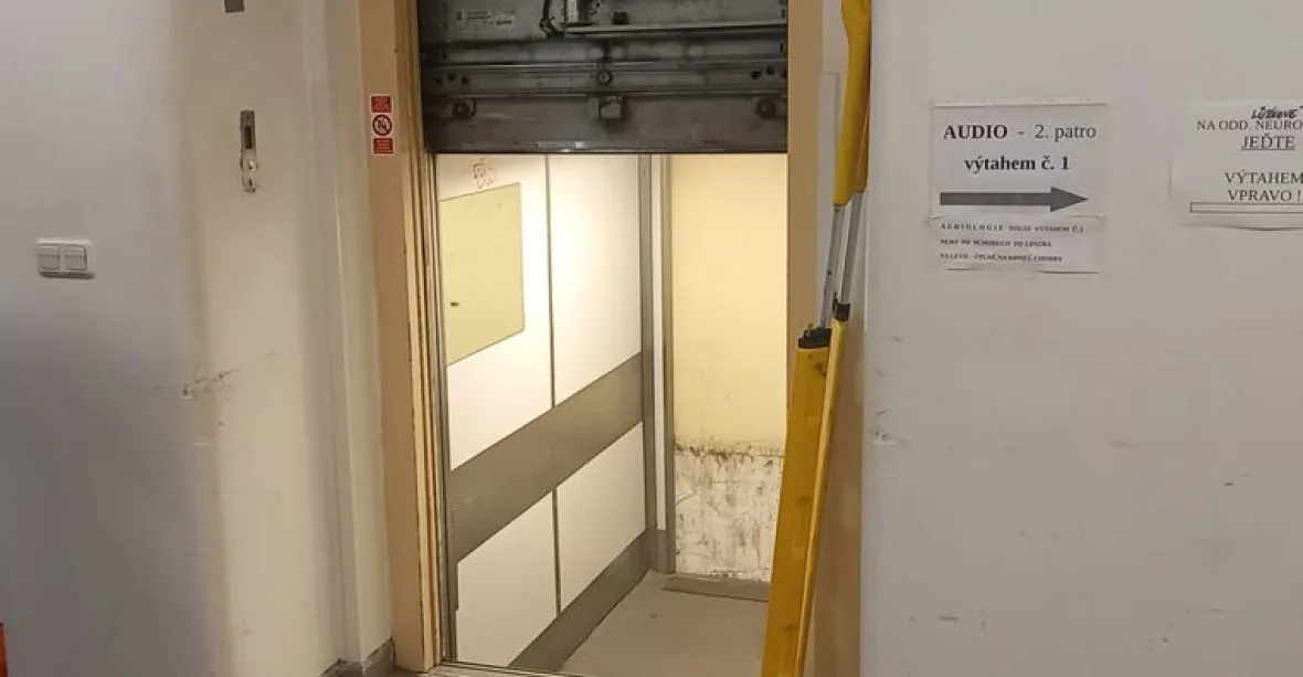 V nemocnici Bulovka spadl do šachty výtah s 13 lidmi, jedna žena si zlomila nohu