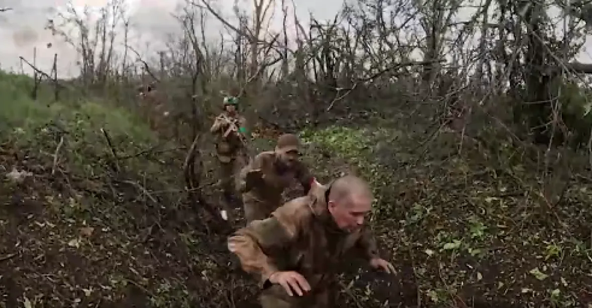 VIDEO: Ukrajinci se prostříleli k raněnému. Na Donbasu vyklidili nepřátelské předmostí