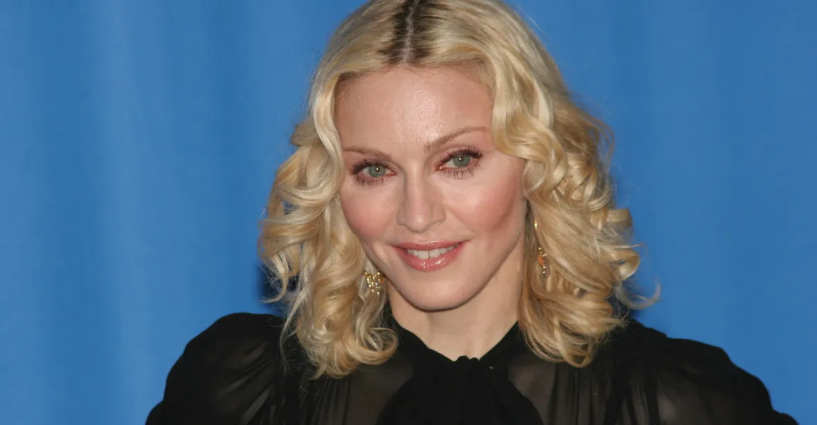 Královna popu Madonna prý od propuštění z nemocnice nekontrolovatelně zvrací a stále bojuje s infekcí