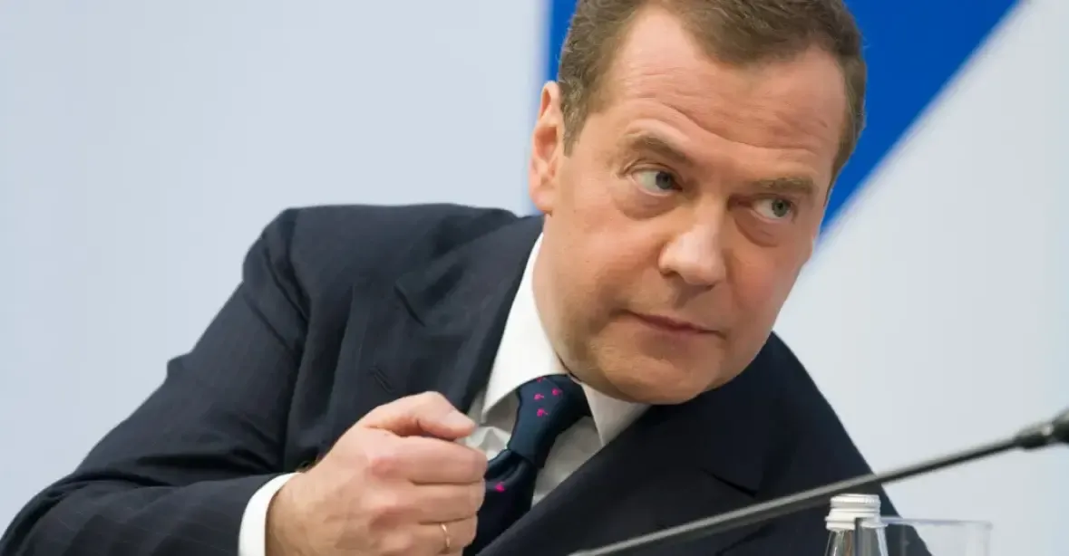 Medveděv zřejmě utekl z Moskvy před Prigožinem. Teď už hrozí Západu apokalypsou
