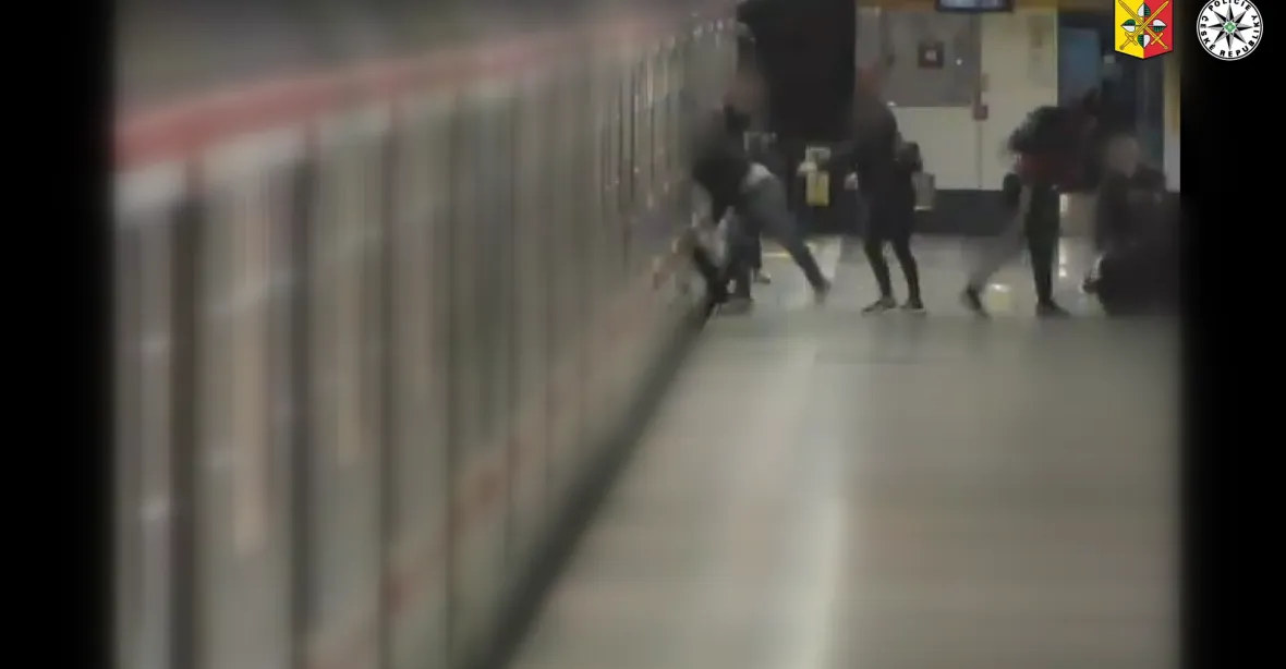 Napadení v metru: muže strčili do kolejiště, útočník spadl za ním