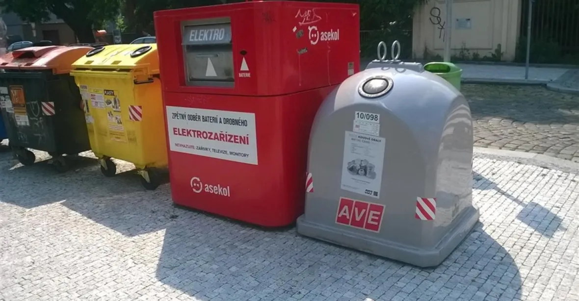 Muž v Plzni zemřel v hořícím kontejneru na elektroodpad