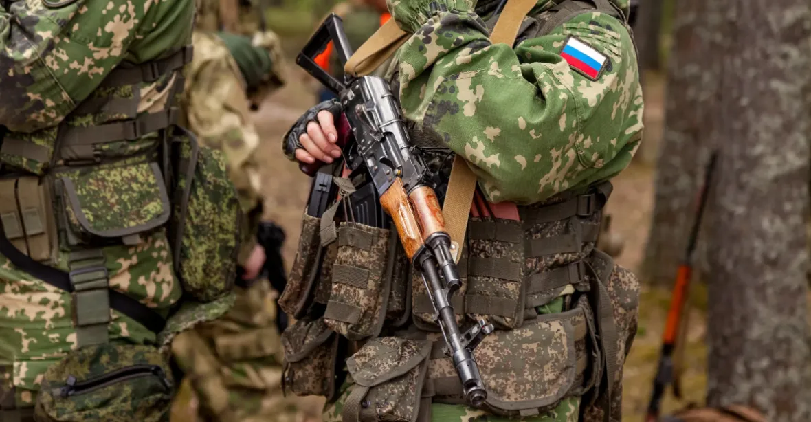 VIDEO: Ruský voják se chtěl odpálit granátem. Ukrajinci postupují urputnými boji