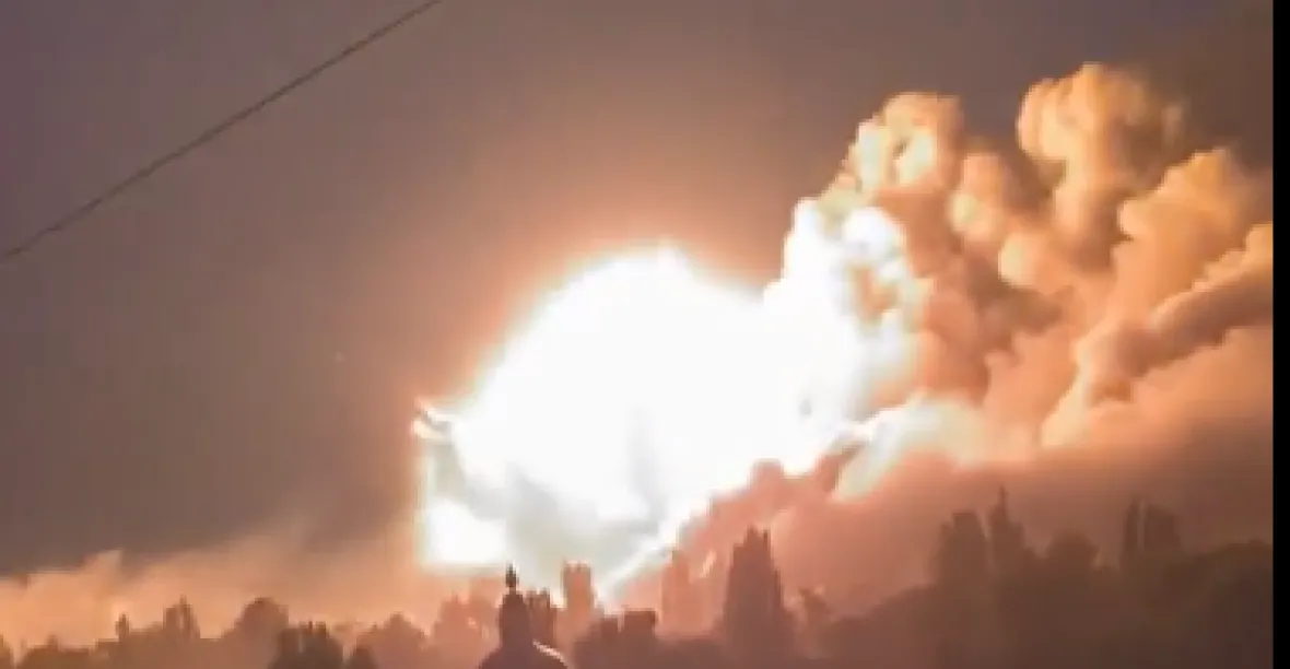 VIDEO: Ukrajinci zničili obřím výbuchem ruský muniční sklad, podle Rusů civilní objekt