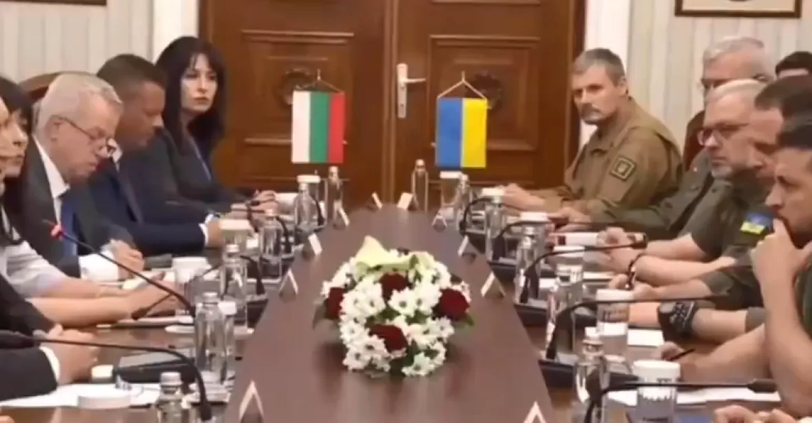 Jsem s vámi solidární, ale dodávky munice na Ukrajinu nepodporuju, řekl bulharský prezident Zelenskému