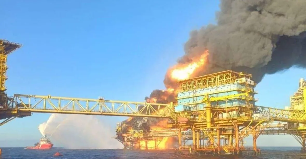 VIDEO: Požár nad mořskou hladinou. V Mexickém zálivu explodovala ropná plošina