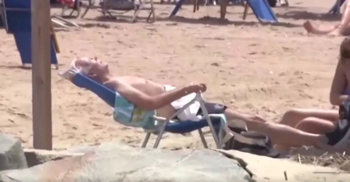 VIDEO: Biden jako běžný senior. Vyrazil si na pláž