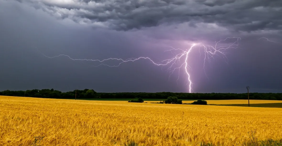 Změna v předpovědi počasí. Česku dnes hrozí silné bouřky, vedra budou trvat déle