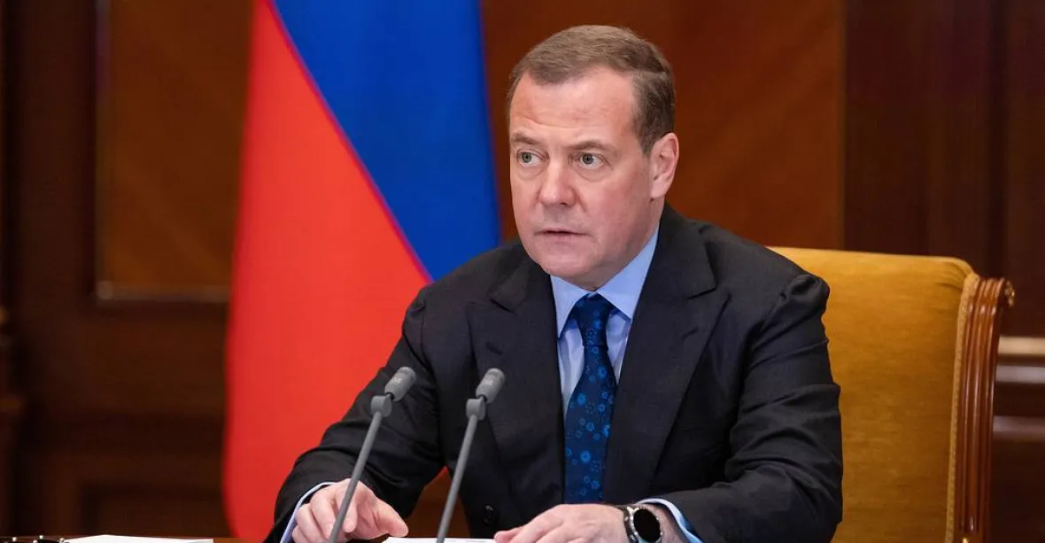 Medveděv ostře o prezidentu USA. „Možná se umírající dědeček rozhodl vyvolat jaderný Armagedon”