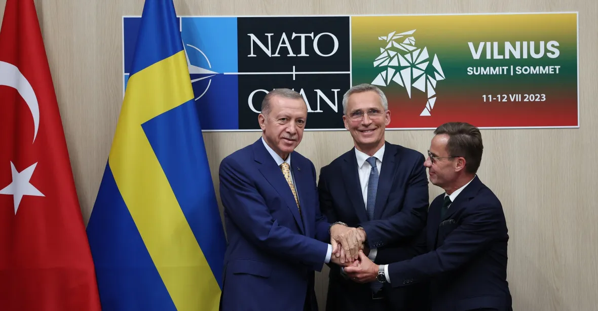 Vstup Švédska do NATO nebude schválen dříve než v říjnu, uvedl Erdogan