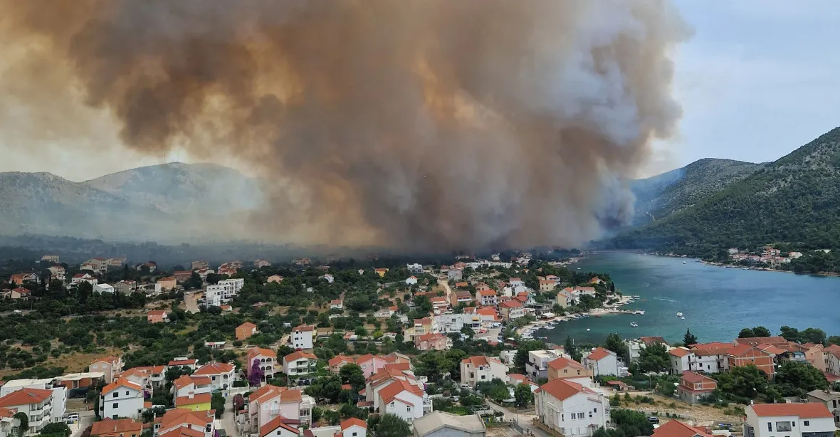 Oheň ohrožoval chorvatský Šibenik a Primošten. Plameny zachvátily i budovy a ochromily dopravu