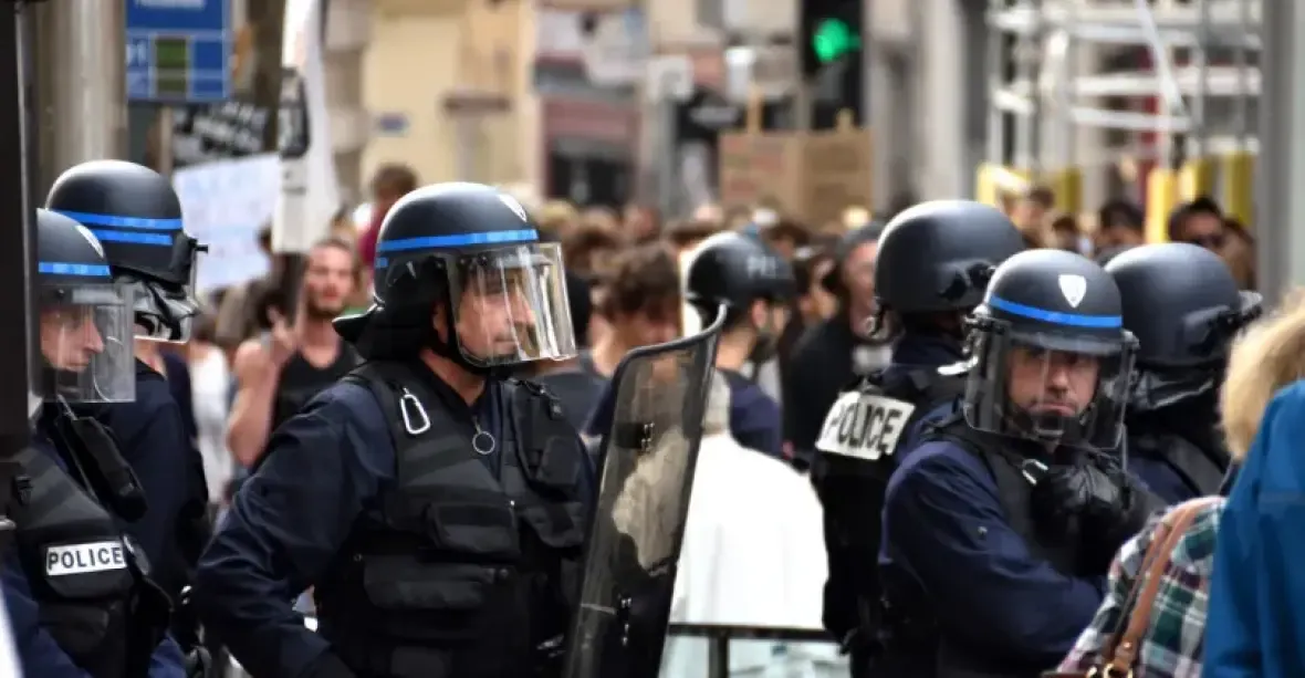 Protesty ve Francii jsou výsledkem antidiskriminační politiky. „Jde o systémový rasismus,“ řekl Peksa