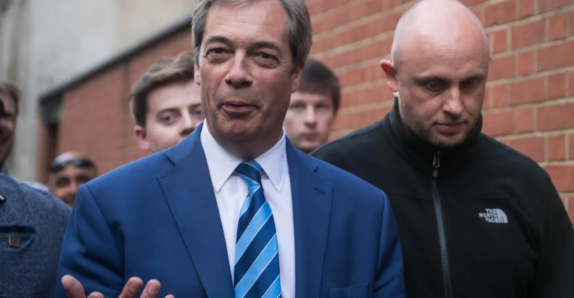 Banka přiznala, proč Farageovi zrušila účet. Má nechutné názory, přátelí se s Trumpem, je proruský a kritický k LGBT