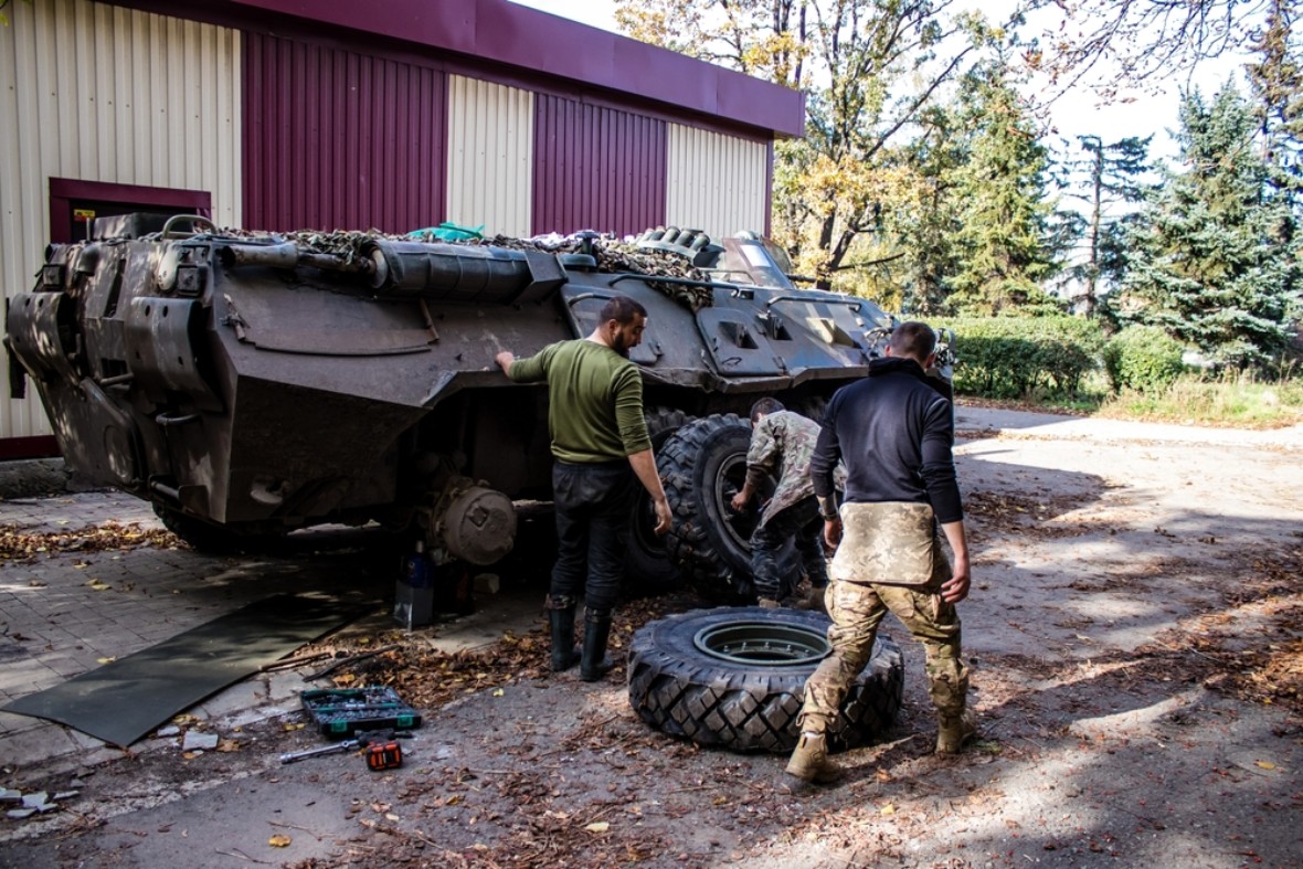 Ukrajinští vojáci zachyceni během improvizované opravy lehkého obrněného vozidla, které utrpělo zásah neznámým ruským sebevražedným dronem. Bachmut, Ukrajina.