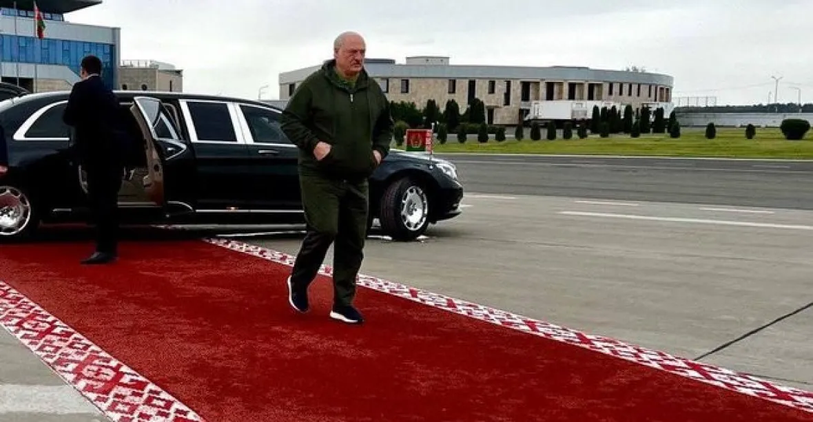 Lukašenko vydal dekret o výjimečném stavu a odletěl za Putinem v teplákovce