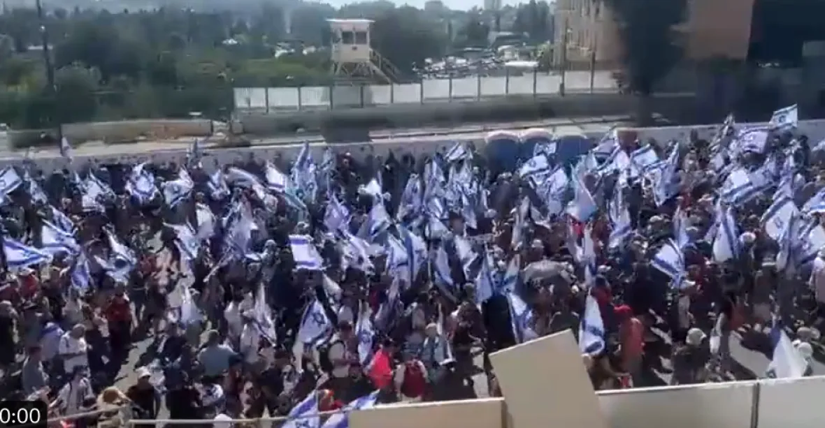 Demonstranti obklíčili parlament. Izrael schválil zákon omezující pravomoci nejvyššího soudu