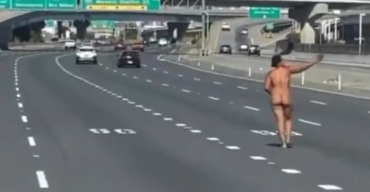 VIDEO: Chaos v Kalifornii, v dopravní špičce vyběhla nahá žena z auta a začala střílet
