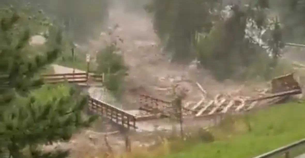 VIDEO: Rozbouřená řeka v Alpách strhla mosty. Jižní Tyrolsko hlásí vážné škody