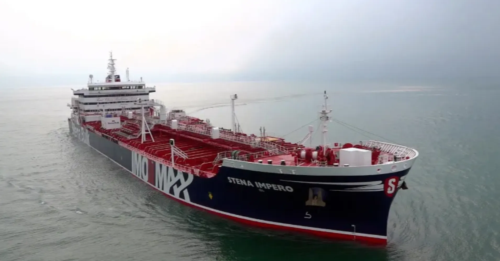 L’Iran sta cercando di dirottare illegalmente una nave mercantile americana.  Gli Stati Uniti vogliono mettere dei marines su di loro