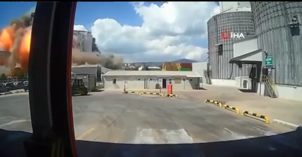 VIDEO: Po obrovské detonaci vybouchlo v tureckém přístavu silo s obilím