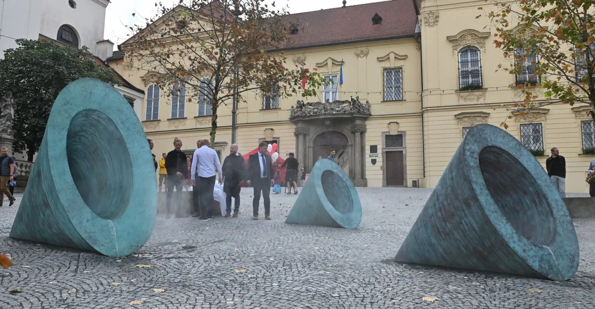 „Obří vibrátor“ doplnila další zvláštní instalace. Nová fontána v Brně mlží