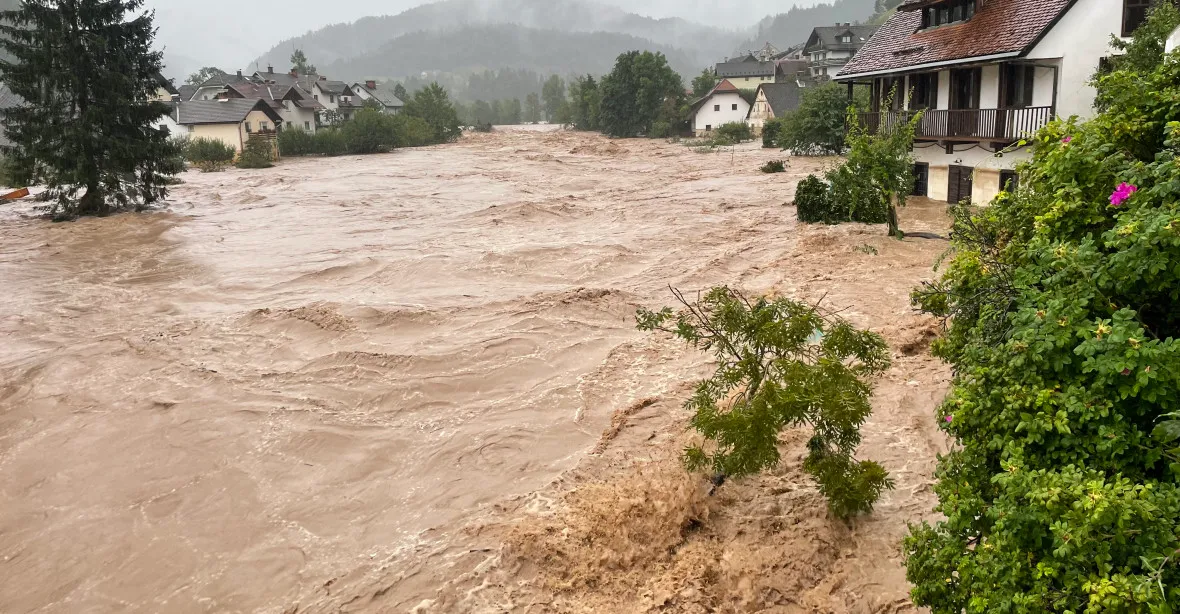 Situace v zaplaveném Slovinsku se uklidňuje, tisíce lidí jsou ale bez pitné vody