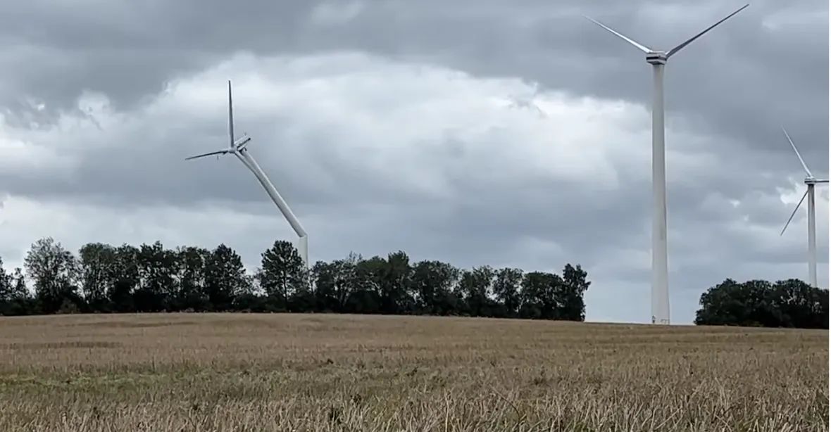 VIDEO: Mohutná bouře zlomila větrnou turbínu, ochotně se skácela k zemi