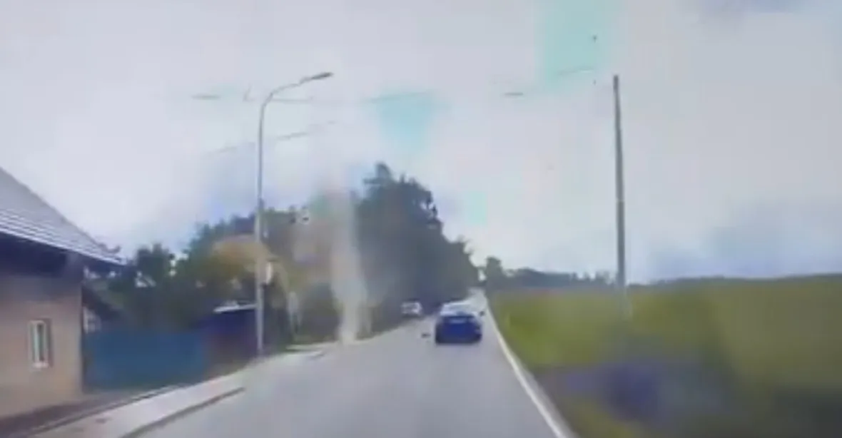 VIDEO: Na Rychnovsku se odpoledne objevilo slabé tornádo, v Česku od neděle čtvrté