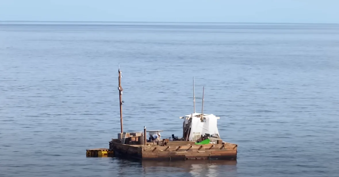 Světový rekord na YouTube. Mr. Beast postavil vor a týden se plavil po moři