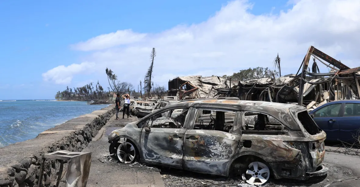 VIDEO: Ohnivá zkáza Havaje. Město lehlo popelem, lidé v panice skákali do moře. Obětí je už přes 80
