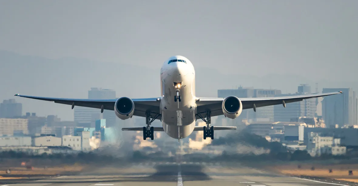 Konec levného cestování letadlem. Aerolinky se chystají trestat cestující ve jménu dekarbonizace