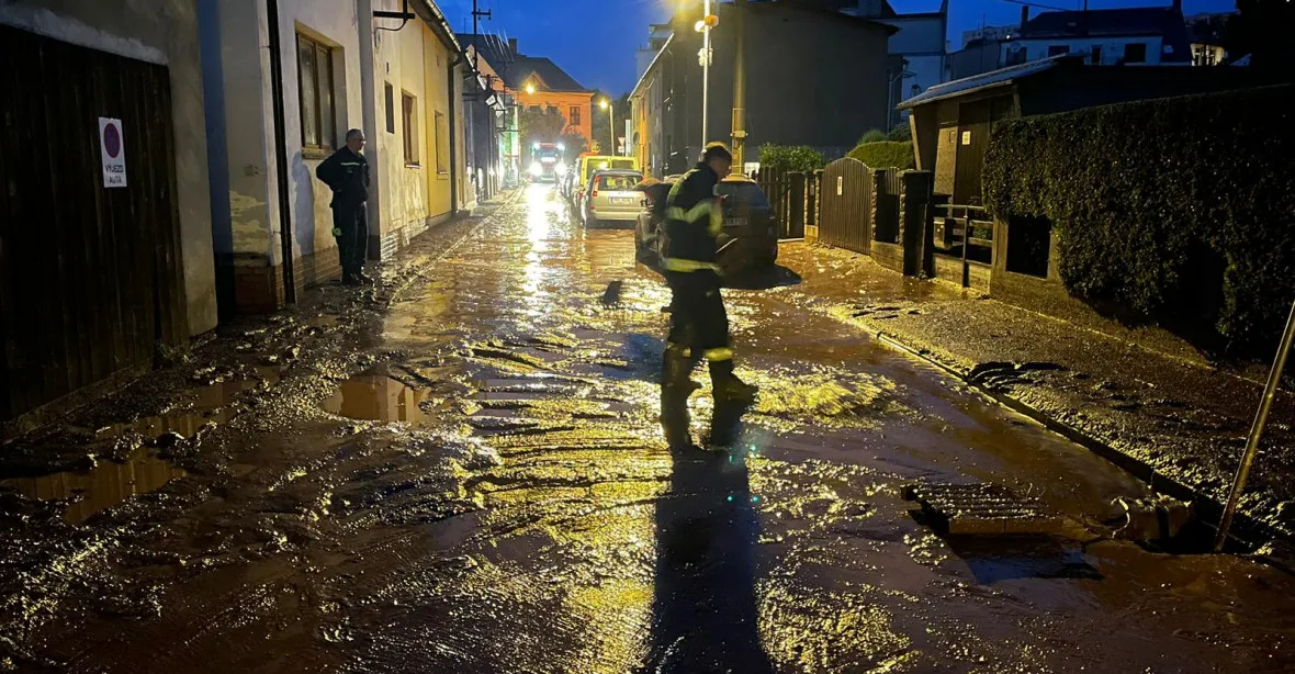 OBRAZEM: Silné bouřky na Náchodsku proměnily ulice v bahnité laguny