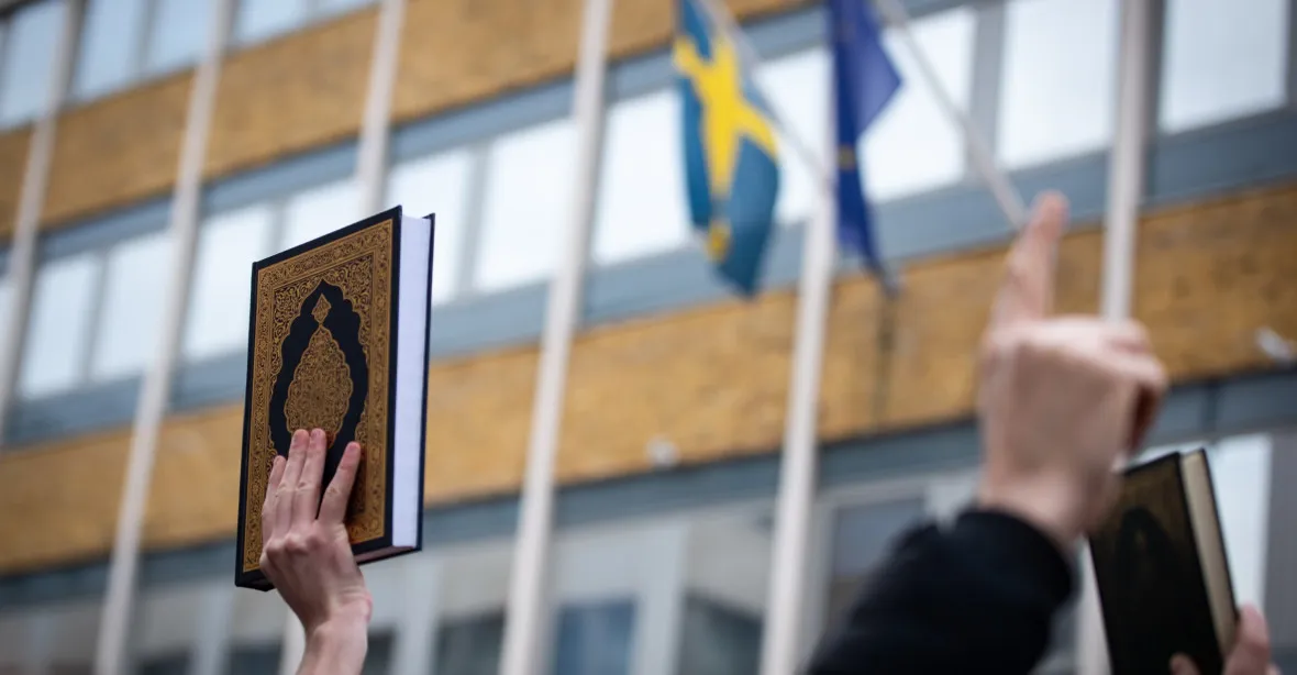Žena ve Švédsku zaútočila na paliče Koránu hasicím přístrojem