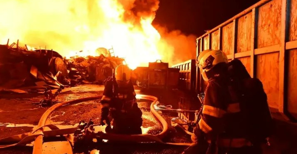Při mohutném požáru pražců u Sokolova se zranili hasiči. Kouř je vidět na kilometry