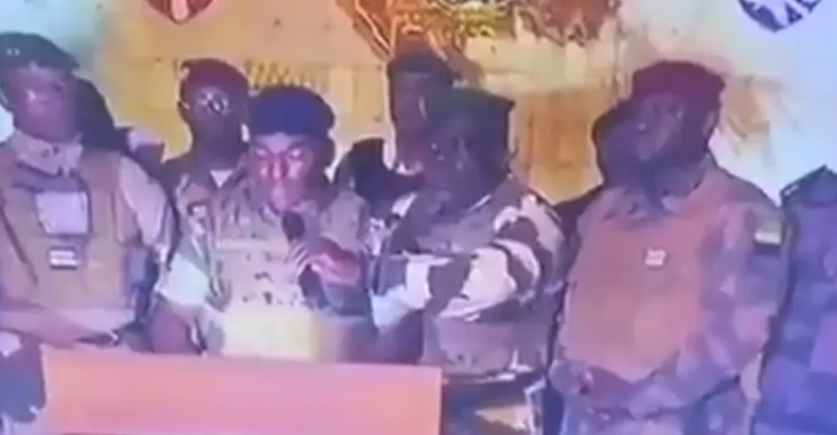 VIDEO: Vojáci oznámili, že neuznávají volby a ujali se moci. V Gabonu se střílí