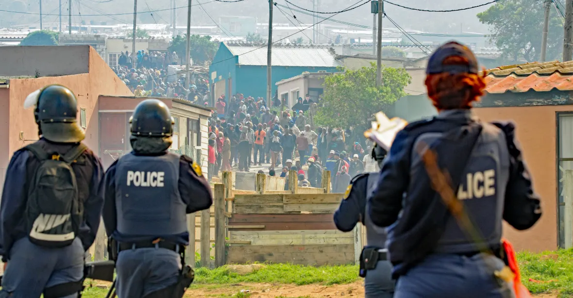 Policisté chtěli překazit loupež. Při přestřelce v Jihoafrické republice zemřelo 18 lidí