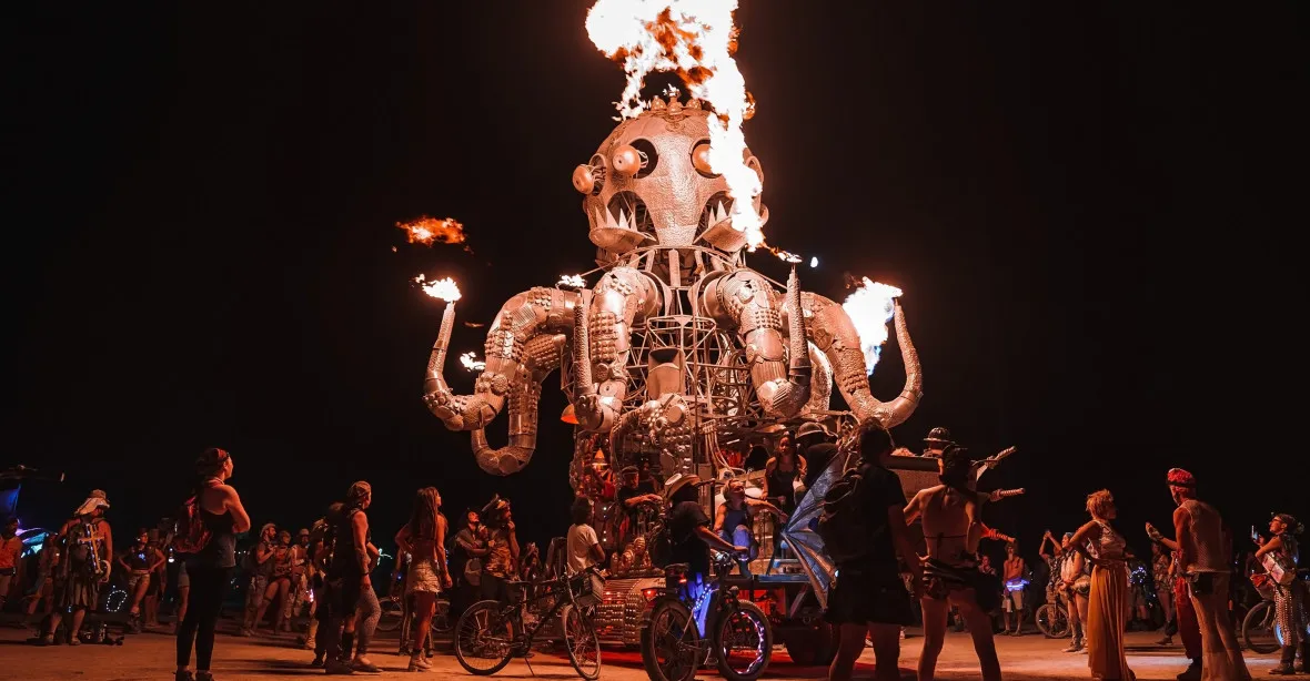 VIDEO: Liják na poušti v Nevadě. Festival Burning Man zápasí s bahnem
