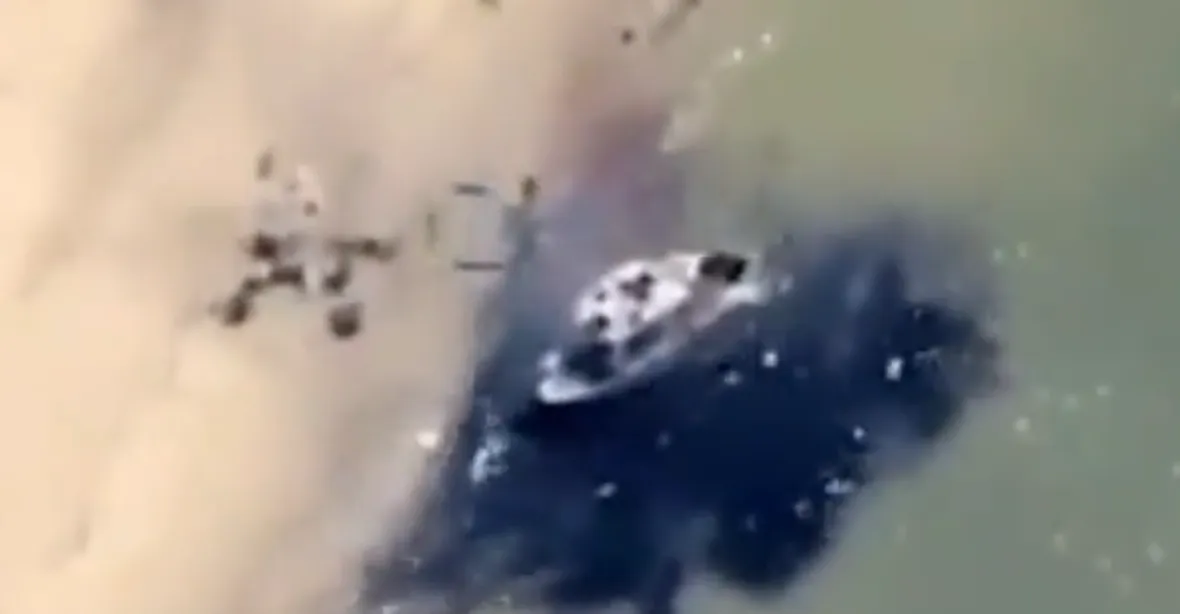 VIDEO: Ukrajinci zaskočili Rusy na pláži. Zasáhli jejich člun a šest vojáků