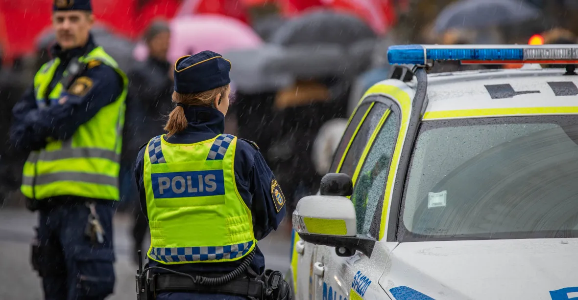 VIDEO: Bouřlivé protesty a zapálená auta v Malmö. Provokatér zapálil v přistěhovalecké čtvrti korán