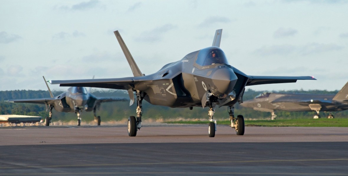 Bojové letouny F-35 vyráběné americkou zbrojovkou Lockheed Martin.
