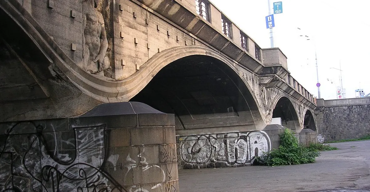 Na Hlávkově mostě v centru Prahy zemřel v noci po napadení muž