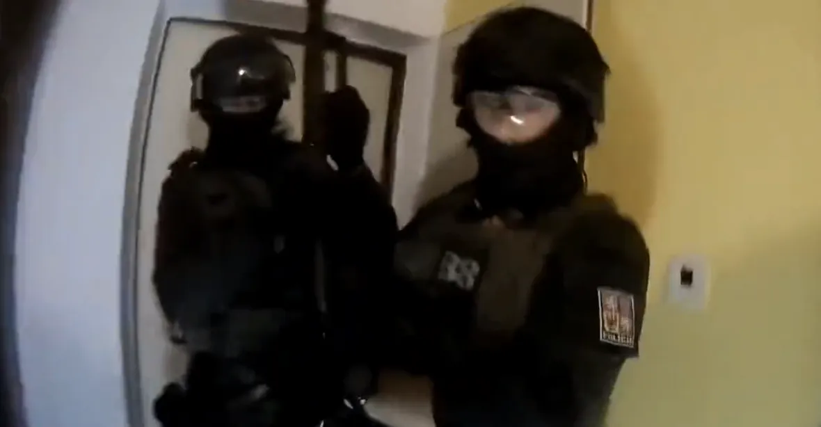 VIDEO: Policie dopadla podezřelého z vraždy na Štvanici. Schovával se pod postelí