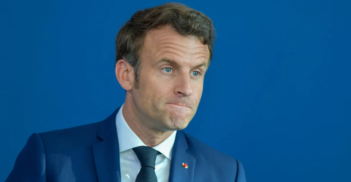 Francie řeší, zda má jít Macron na papežovu mši. „Nepůjdu tam jako katolík“