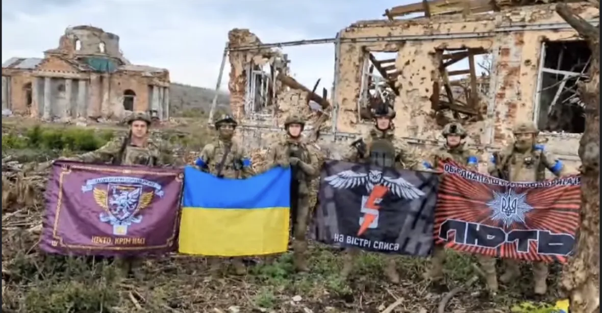 Ukrajinští vojáci osvobodili důležitou vesnici, Rusové se ji snaží dobýt zpět